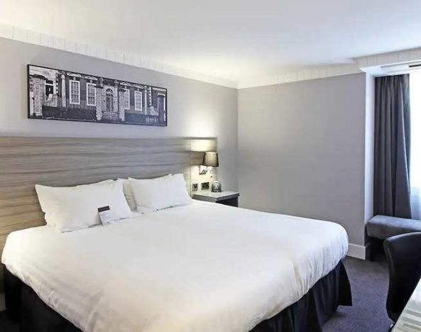 beauttiful king room with work area and TV at DoubleTree by Hilton Bristol City Centre.