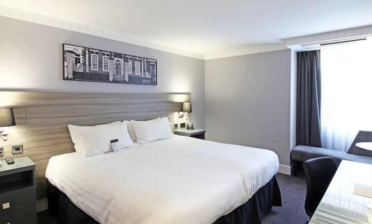 beauttiful king room with work area and TV at DoubleTree by Hilton Bristol City Centre.