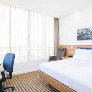 Queen room with desk at the Hampton by Hilton Amsterdam Arena Boulevard.