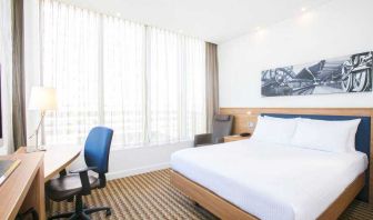 Queen room with desk at the Hampton by Hilton Amsterdam Arena Boulevard.