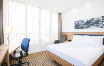 Queen room with desk at the Hampton by Hilton Amsterdam Arena Boulevard.