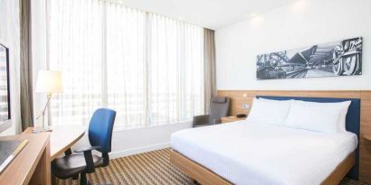 Queen room with desk at the Hampton by Hilton Amsterdam Arena Boulevard.