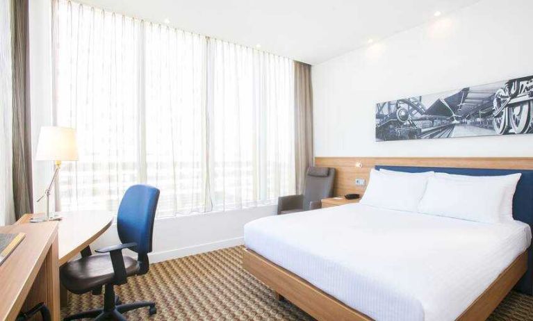 Queen room with desk at the Hampton by Hilton Amsterdam Arena Boulevard.