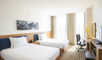 Twin room with working station at the Hampton by Hilton Amsterdam Arena Boulevard.