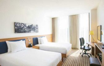 Twin room with working station at the Hampton by Hilton Amsterdam Arena Boulevard.