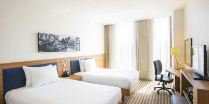 Twin room with working station at the Hampton by Hilton Amsterdam Arena Boulevard.