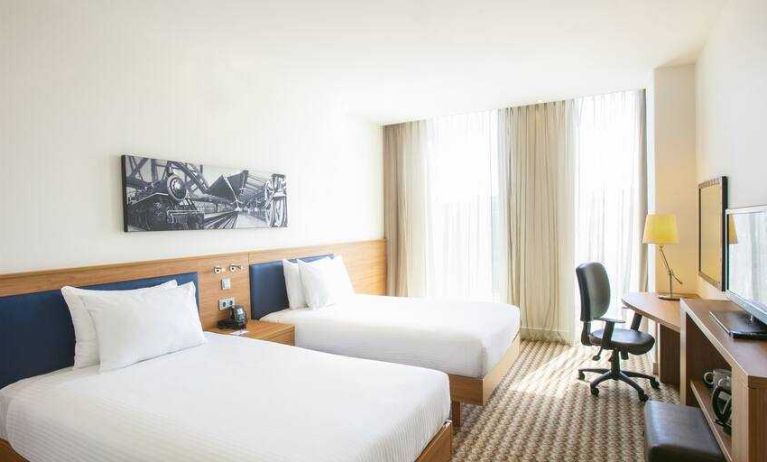 Twin room with working station at the Hampton by Hilton Amsterdam Arena Boulevard.