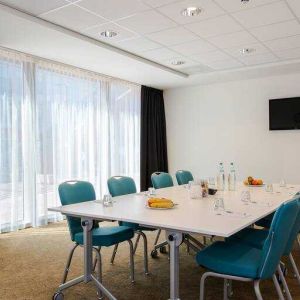 Meeting room with TV screen at the Hampton by Hilton Amsterdam Arena Boulevard.