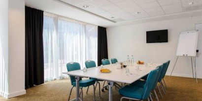 Meeting room with TV screen at the Hampton by Hilton Amsterdam Arena Boulevard.