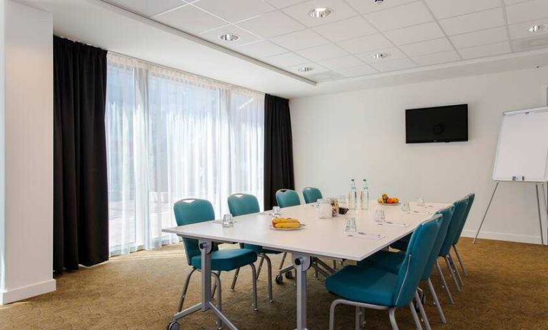 Meeting room with TV screen at the Hampton by Hilton Amsterdam Arena Boulevard.