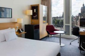 Queen room with view and desk at the DoubleTree by Hilton Amsterdam Centraal Station.