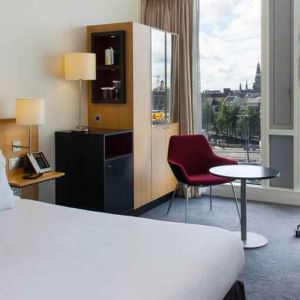 Queen room with view and desk at the DoubleTree by Hilton Amsterdam Centraal Station.