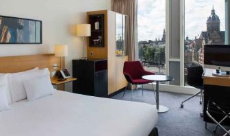 Queen room with view and desk at the DoubleTree by Hilton Amsterdam Centraal Station.