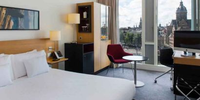 Queen room with view and desk at the DoubleTree by Hilton Amsterdam Centraal Station.