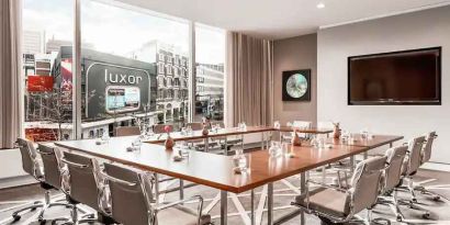 Brigh meeting room with large windows at the Hilton Rotterdam.