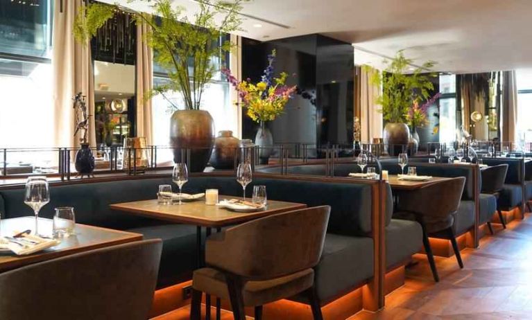 Dining area perfect for co-working at the Hilton The Hague.