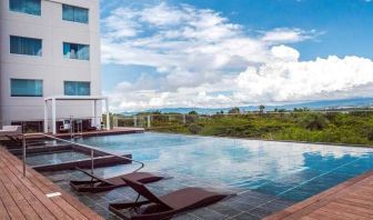 gorgeous outdoor pool with sun beds at Hilton Garden Inn Santa Ana San Jose.