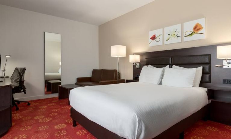 Queen room with desk and mirror at the Hilton Garden Inn Leiden.