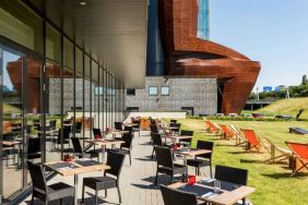 Outdoor patio perfect as workspace at the Hilton Garden Inn Leiden.