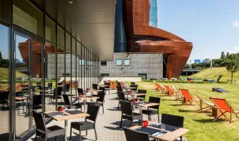 Outdoor patio perfect as workspace at the Hilton Garden Inn Leiden.