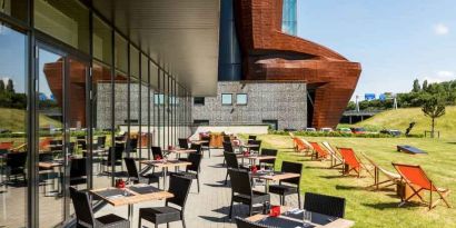 Outdoor patio perfect as workspace at the Hilton Garden Inn Leiden.