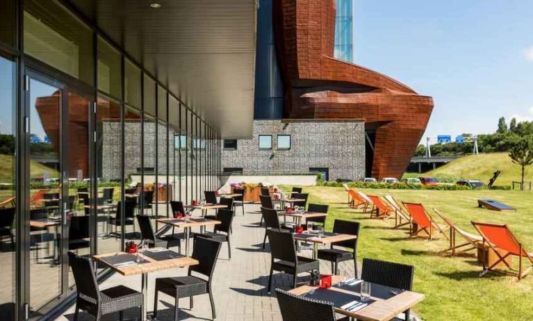 Outdoor patio perfect as workspace at the Hilton Garden Inn Leiden.