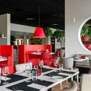 Dining area suitable for co-working at the Hilton Garden Inn Leiden.