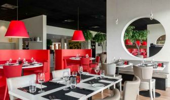 Dining area suitable for co-working at the Hilton Garden Inn Leiden.