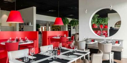 Dining area suitable for co-working at the Hilton Garden Inn Leiden.