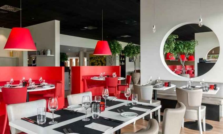 Dining area suitable for co-working at the Hilton Garden Inn Leiden.