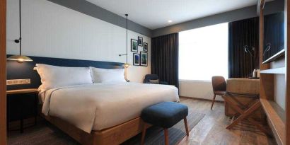 King bedroom with desk at the Hilton Garden inn Casablanca Sud.