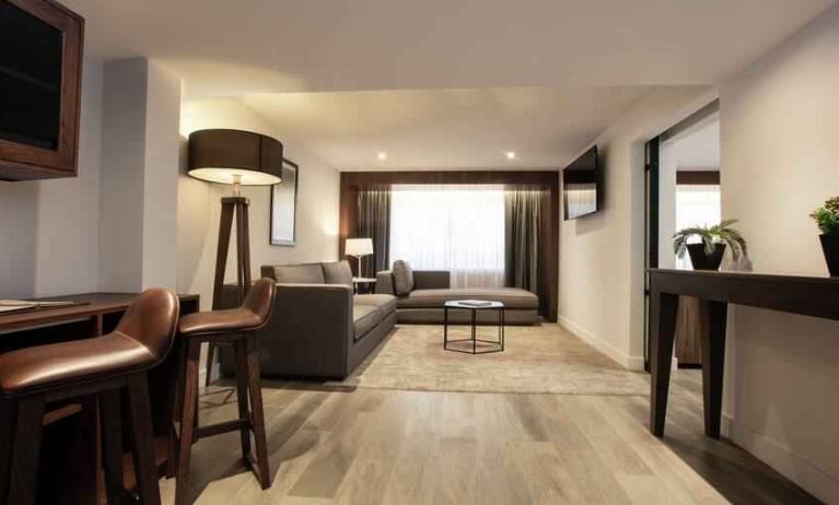 Large living room with working station at the Hotel 1970 Guadalajara, Curio Collection by Hilton.