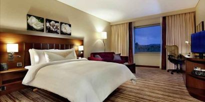 luxurious king room with TV and work desk at Hilton Garden Inn Mardin.