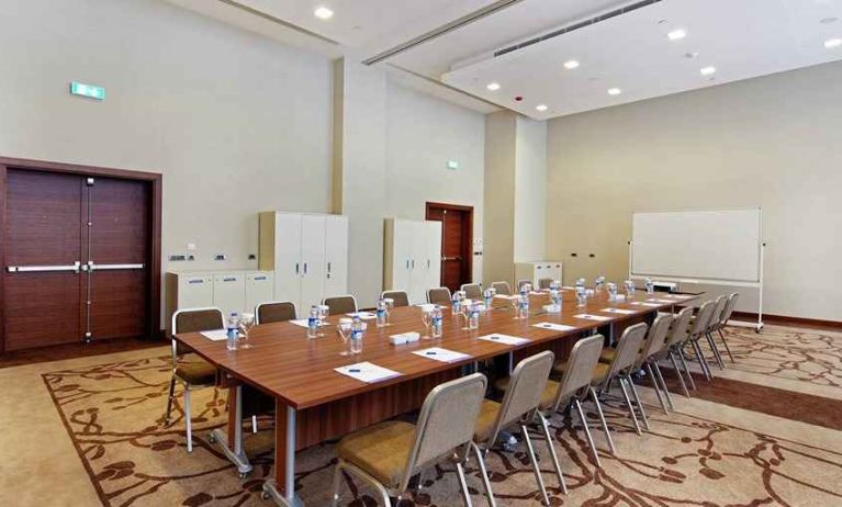 professional meeting room at Hilton Garden Inn Mardin.