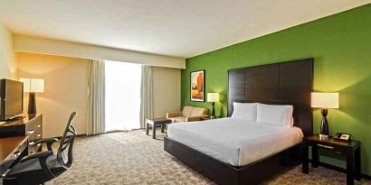 Queen room with desk at the Hilton Garden Inn Tuxtla Gutierrez.