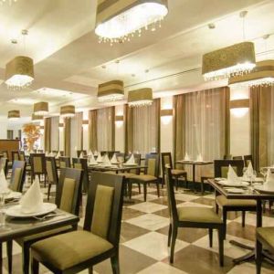 Dining area perfect for co-working at the Hilton Garden Inn Tuxtla Gutierrez.