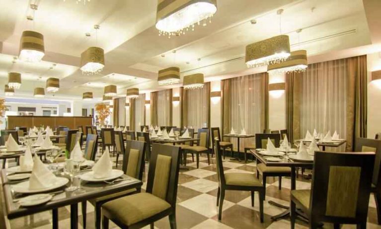 Dining area perfect for co-working at the Hilton Garden Inn Tuxtla Gutierrez.