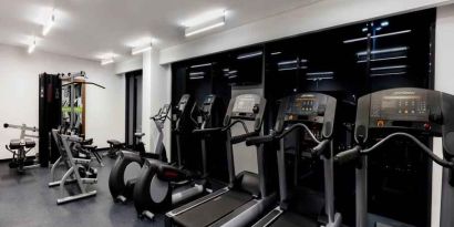 Fitness center with treadmills and machines at the Hampton Inn by Hilton Cancun Cumbres.