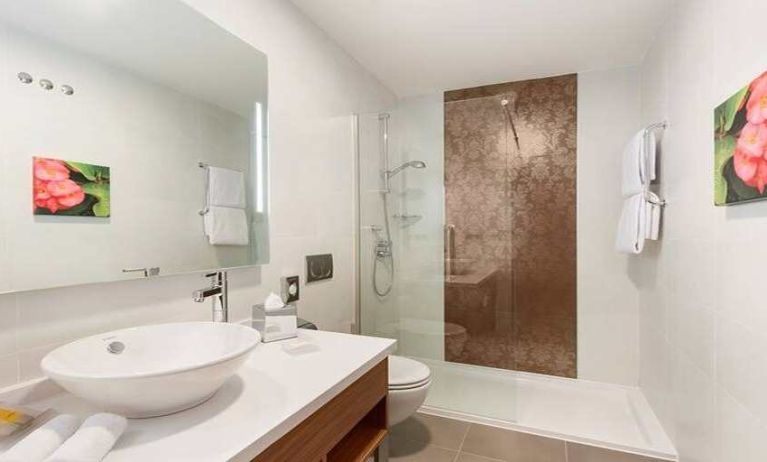 spacious king bathroom at Hilton Garden Inn Sevilla.