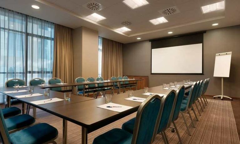 professional meeting room at Hilton Garden Inn Sevilla.