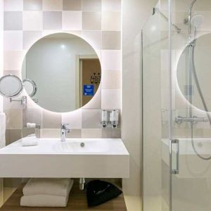 bright and clean king bathroom at Hampton by Hilton Alcobendas Madrid.