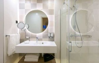 bright and clean king bathroom at Hampton by Hilton Alcobendas Madrid.