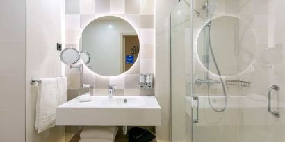 bright and clean king bathroom at Hampton by Hilton Alcobendas Madrid.