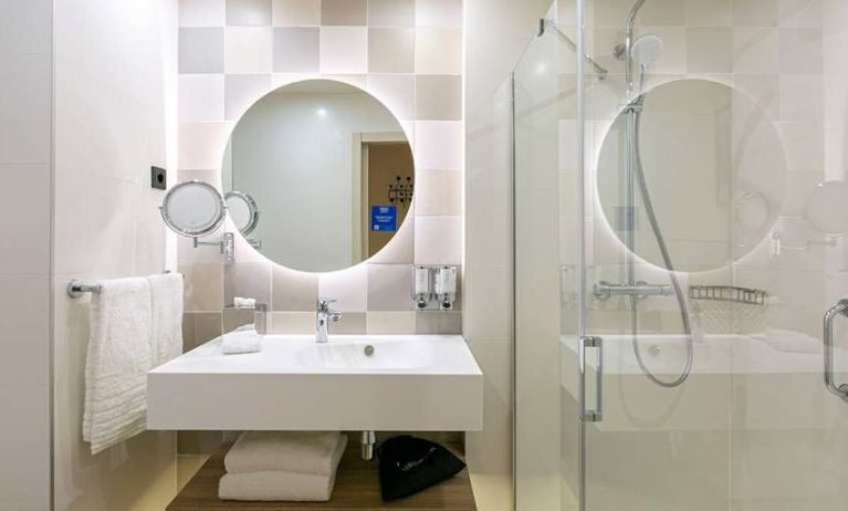 bright and clean king bathroom at Hampton by Hilton Alcobendas Madrid.