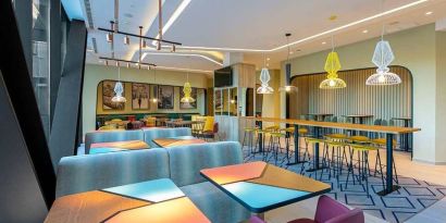 colorful lobby and coworking space ideal for working remotely at Hampton by Hilton Alcobendas Madrid.