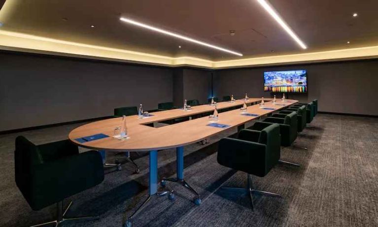 Meeting room with TV screen at the Hilton Porto Gaia.