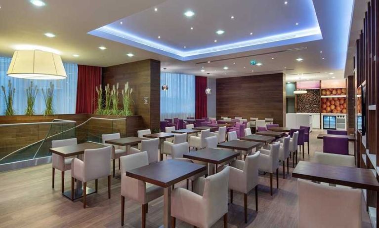 spacious restaurant and coworking space at Hampton by Hilton Istanbul Kayasehir.