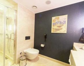 spacious and clean bathroom and shower at DoubleTree by Hilton Istanbul Topkapi.