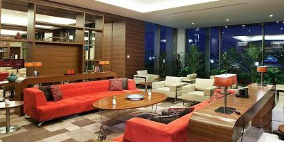 comfortable lobby and lounge area ideal for coworking at Hilton Garden Inn Konya, Turkey.