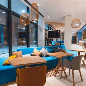 Lobby workspace at the Hampton by Hilton Warsaw Reduta.